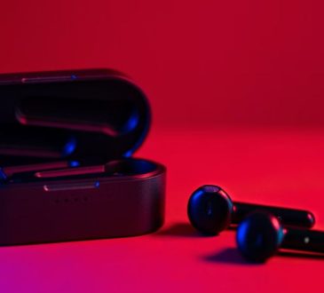 Best Earbuds for Android and iOS Users in 2025